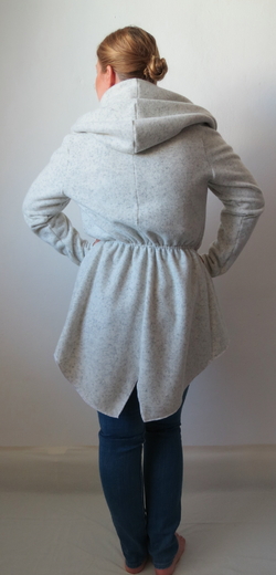 ESENCE POSEDLOSTI – světle šedý fleecový kabátek s límcem3