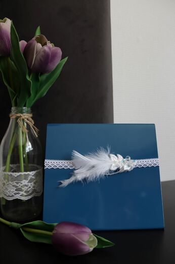 podvazek poletující peří