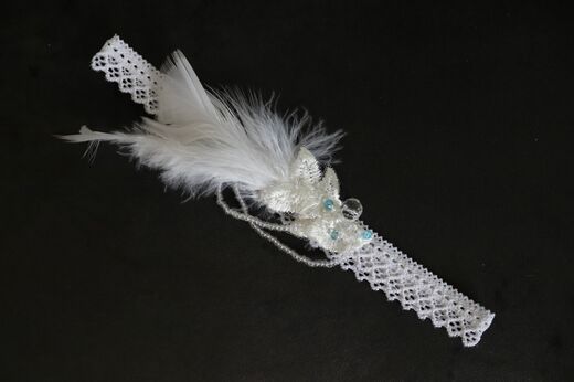 podvazek poletující peří