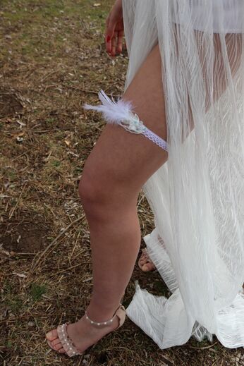 podvazek poletující peří