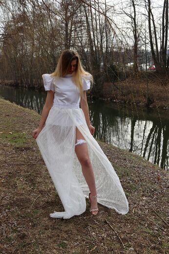 podvazek poletující peří