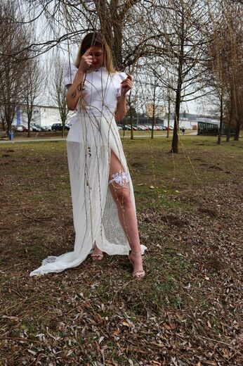 podvazek v bílém rozkvětu