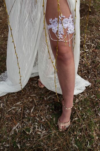 podvazek v bílém rozkvětu