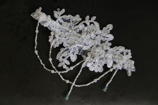 podvazek v bílém rozkvětu